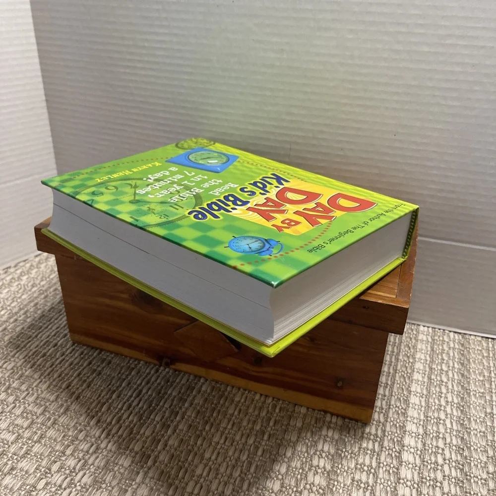 Day by Day Kid's Bible: The Bible for‎ Young Readers: By Karyn Henley